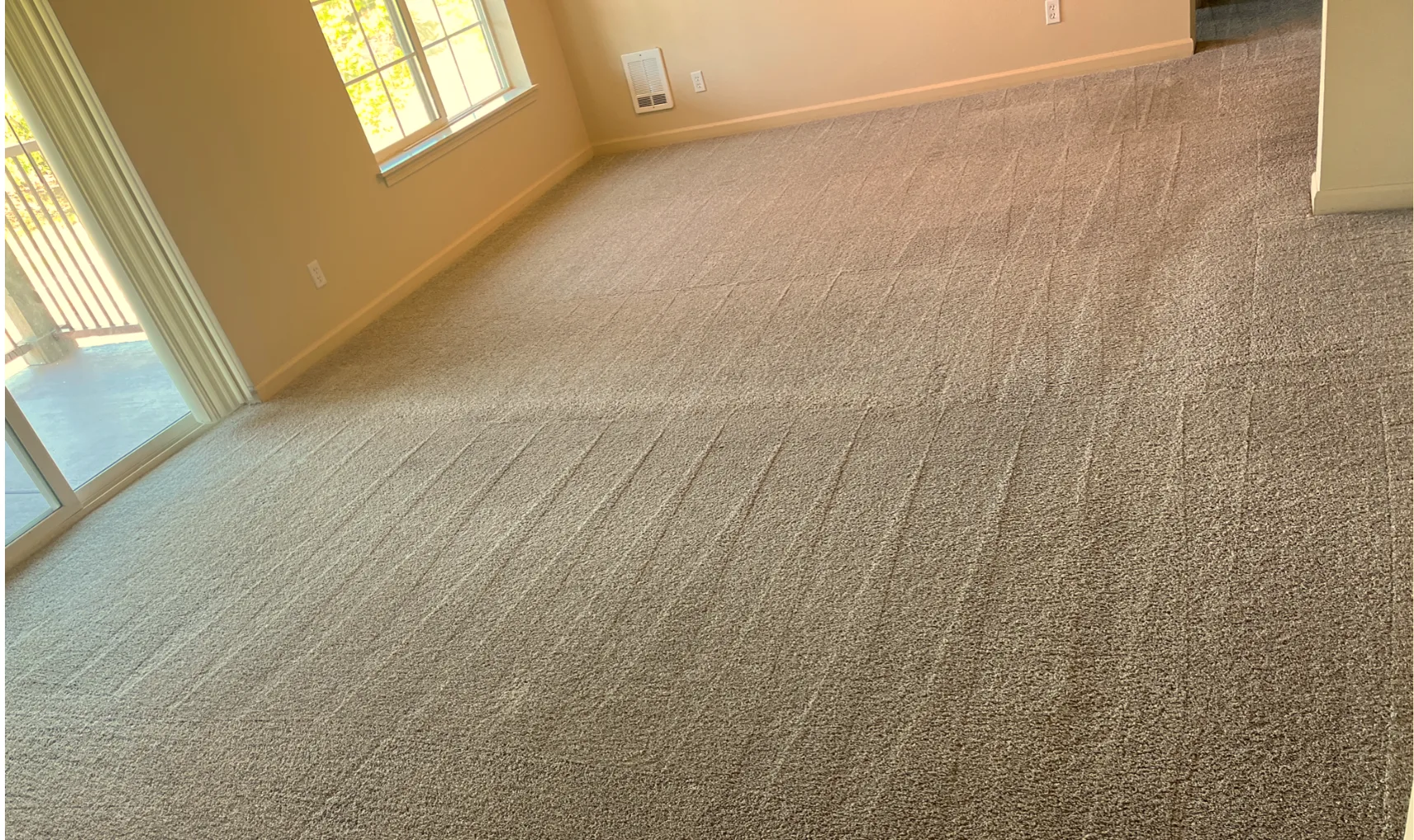 Smooth living and dining room carpet after re-stretching